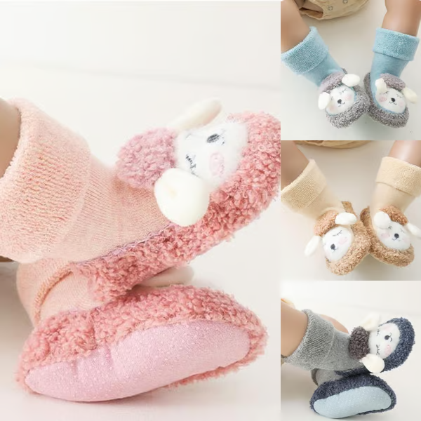 Chaussures en peluche pour bébés avec dessins animés