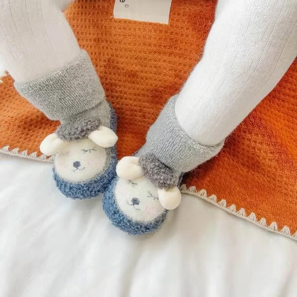 Chaussures en peluche pour bébés avec dessins animés