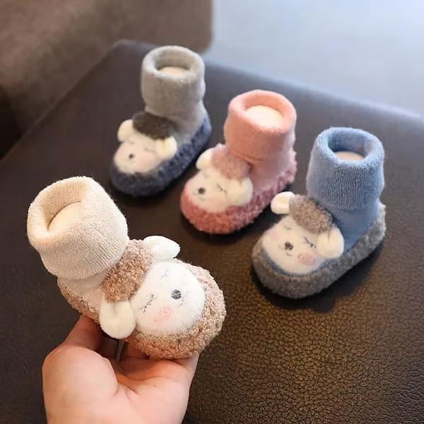 Chaussures en peluche pour bébés avec dessins animés