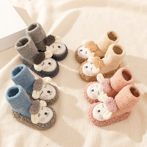 Chaussures en peluche pour bébés avec dessins animés